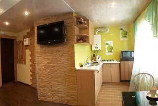 Апартаменты Квартира на проспекте Александра Поля с ромашками (Apartment on the Oleksandra Polia avenue with chamomiles) Днепр Апартаменты-11